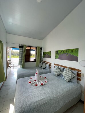 Triple Room, Balcony, Canal View | Dilengkapkan perabot secara berasingan, ruang kerja komputer riba 