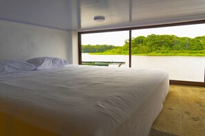 Muebles diferentes, espacio para trabajar con laptop y wifi gratis 