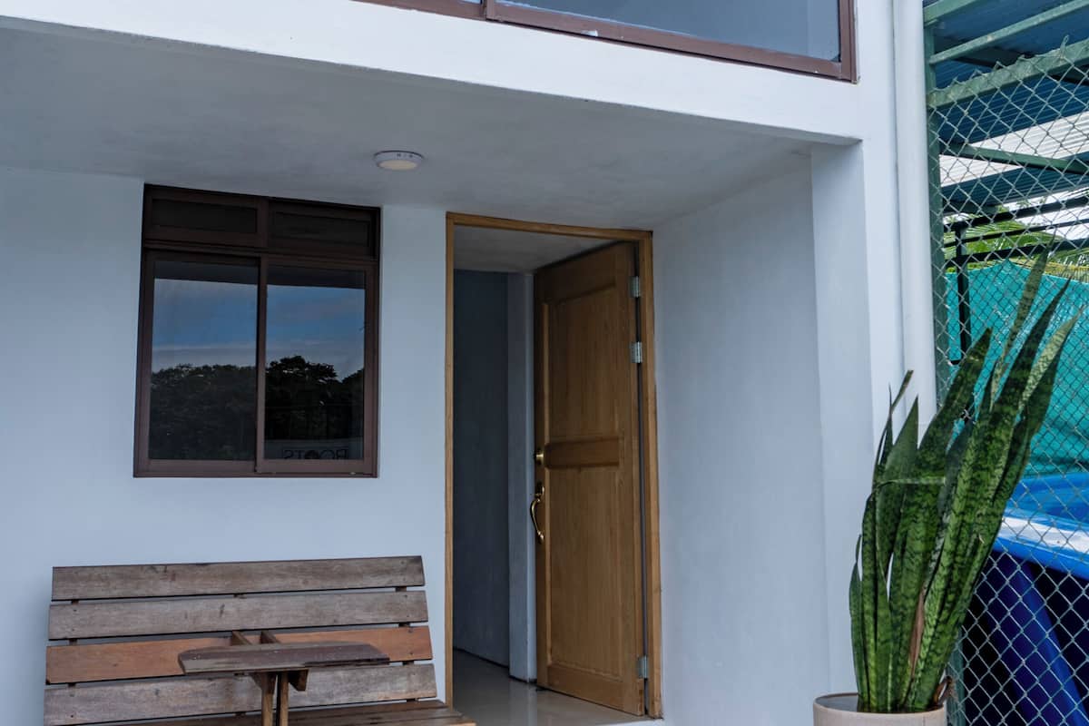 Vierpersoonskamer, uitzicht op het water | Individueel gemeubileerd, een laptopwerkplek, gratis wifi, beddengoed