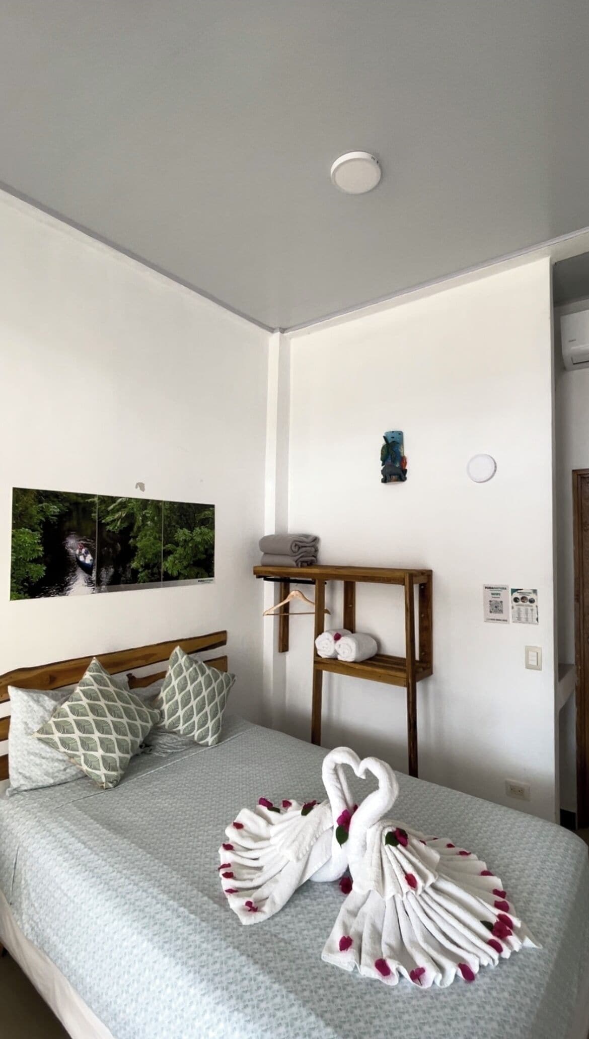 Quarto quádruplo econômico, 1 quarto, varanda, vista para a baía | Individualmente mobiliados, espaço de trabalho para notebook