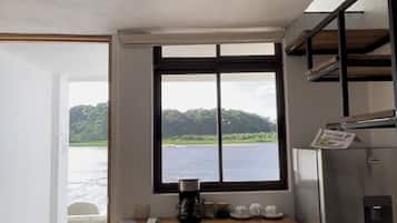 Economy vierpersoonskamer, 1 slaapkamer, patio, uitzicht op baai | Individueel gemeubileerd, een laptopwerkplek, gratis wifi