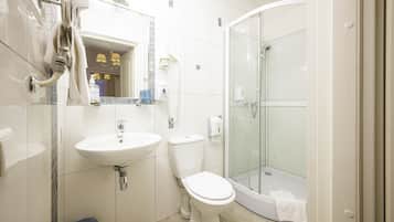 Business-Zimmer | Badezimmer | Kostenlose Toilettenartikel, Haartrockner, Bademäntel, Hausschuhe