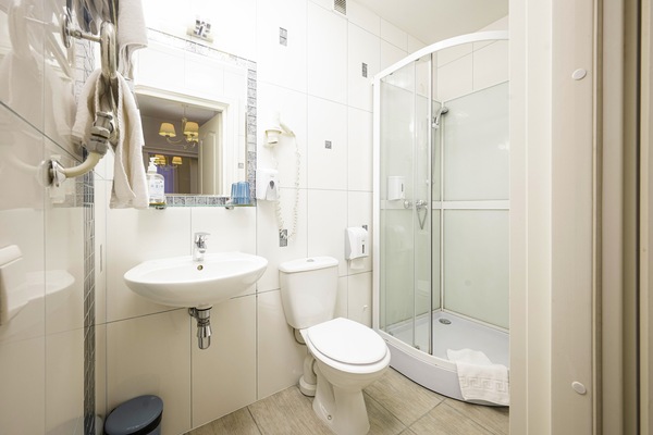 Kamar Bisnis | Kamar mandi | Perlengkapan mandi gratis, pengering rambut, jubah mandi, dan sandal