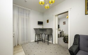 Habitación Business | Caja fuerte, decoración individual, mobiliario individual y escritorio