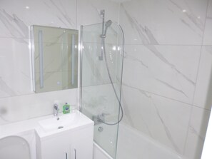 Shower, eco-friendly toiletries, towels, soap - Charming apartment located near central London. (London)