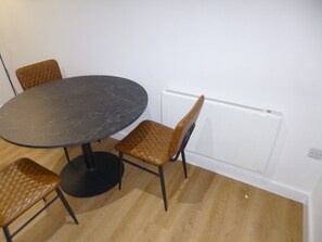 Dining - Charming apartment located near central London. (London)