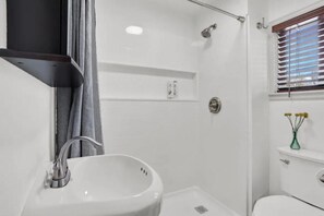 Haartrockner, Handtücher, Seife, Toilettenpapier
