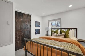 2 quartos, escrivaninha, ferros/tábuas de passar roupa