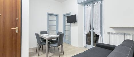 Comfort appartement | Woonruimte | Een 32-inch flatscreentelevisie met kabelzenders