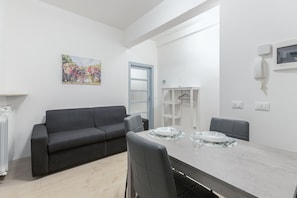Apartamento conforto | Área de estar | TV de tela plana 32 polegadas com canais a cabo