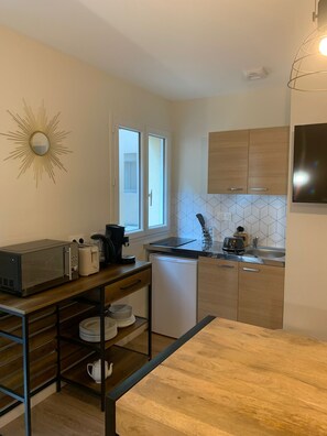 Apartment | Private kitchen - Hôtel des Docks (Digoin)