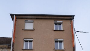 A hotel named "Hotel des Docks" with a sign featuring an anchor symbol. - Hôtel des Docks (Digoin)