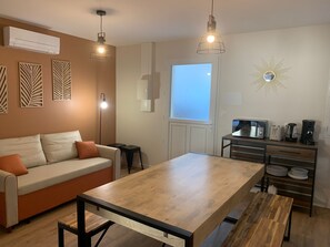 Apartment | Living area | 32-inch flat-screen TV with digital channels - Hôtel des Docks (Digoin)