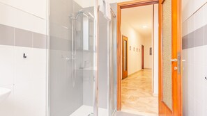 Dusch, hårtork, bidé och handdukar