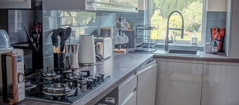 Dundee themed 2-bedroom apartment with free parking & great transport links!