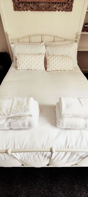 2 bedrooms, iron/ironing board, free WiFi, bed sheets - Quirky, peaceful apartment in Dundee with free parking & great transport links! (Dundee)