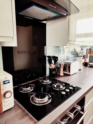 冷蔵庫、電子レンジ、オーブン、コンロ