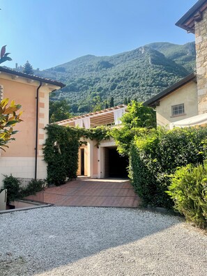 Property grounds - Pool Villa in Tuscany. 10 bedrooms A/C Wi-fi Garage - Villa Melangola (Camaiore)