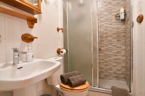 Dusche, Haartrockner, Handtücher, Seife