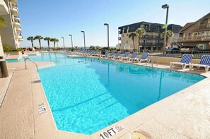 Una piscina cubierta, una piscina al aire libre