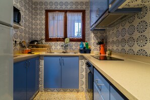 Réfrigérateur, four, cafetière/bouilloire, grille-pain