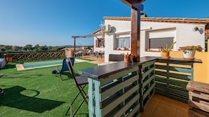 Terrassa al terrat amb piscina, mobles d'exterior i vistes al paisatge circumdant.