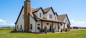 New Listing! Spacious Manhattan home great for groups! Near Belgrade & Bozeman.