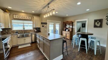 Frigorífic, microones, forn i placa de cuina