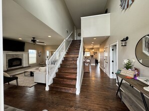 Smart TV - New Listing! Spacious Manhattan home great for groups! Near Belgrade & Bozeman. (Manhattan)