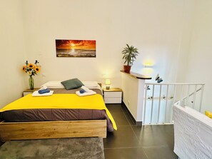 1 bedroom, iron/ironing board, free WiFi, bed sheets - Butterfly House 🦋 – Two-Level Apartment, 500 Meters from the Central Station (La Spezia)