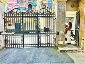 Exterior detail - Butterfly House 🦋 – Two-Level Apartment, 500 Meters from the Central Station (La Spezia)