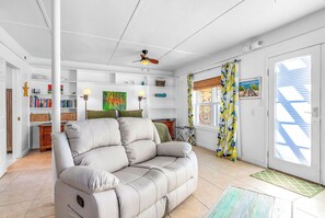 TV, books - POMPANO Beach studio with pool. Lovely Couple's Getaway… Steps to beach (St. George Island)