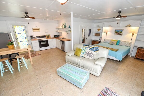 TV, books - POMPANO Beach studio with pool. Lovely Couple's Getaway… Steps to beach (St. George Island)