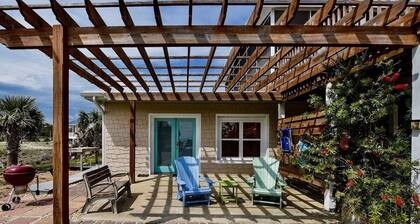 POMPANO Beach studio with pool. Lovely Couple's Getaway… Steps to beach