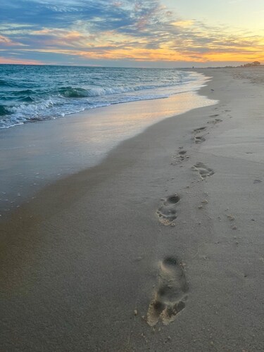 POMPANO Beach studio with pool. Lovely Couple's Getaway… Steps to beach