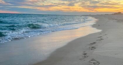 POMPANO Beach studio with pool. Lovely Couple's Getaway… Steps to beach