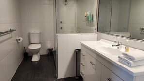 Een haardroger, handdoeken