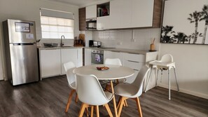 Fridge, microwave, oven, stovetop - Contemporary 2BR Apt in Kingston (Griffith)