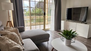 TV - Contemporary 2BR Apt in Kingston (Griffith)