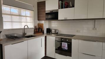 Frigorífico, microondas, horno y placa de cocina