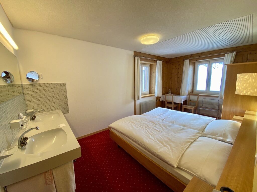 Habitación cuádruple básica | Ropa de cama hipoalergénica, caja fuerte, escritorio y cortinas opacas