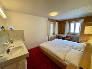 Habitación cuádruple básica | Ropa de cama hipoalergénica y caja de seguridad en la habitación 