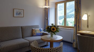 Habitación Deluxe doble | Zona de estar | Televisión de pantalla plana de 25 pulgadas con canales por cable