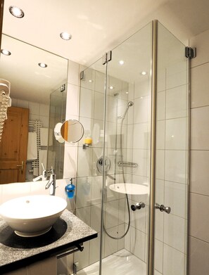 Superior Single Room | Bathroom | Free toiletries, hair dryer, bathrobes, slippers - Hotel Alpina Parpan (Churwalden)