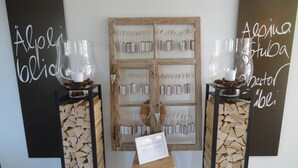 A display with name tags hanging on a wooden board, two glass vases on stands, and a sign with text. - Hotel Alpina Parpan (Churwalden)