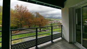 A balcony with a view of trees and a distant landscape. - T2, Maison Harriondoa (Cambo-les-Bains)