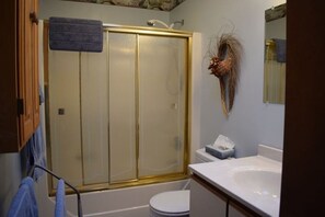 Douche, sèche-cheveux, savon, papier toilette