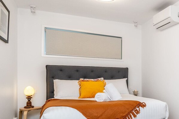 1 chambre, bureau, fer et planche à repasser, accès au Wi-Fi (inclus)