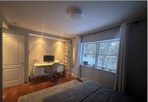 Cheerful home on large lot near lake and Montreal