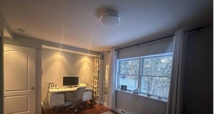 Cheerful home on large lot near lake and Montreal